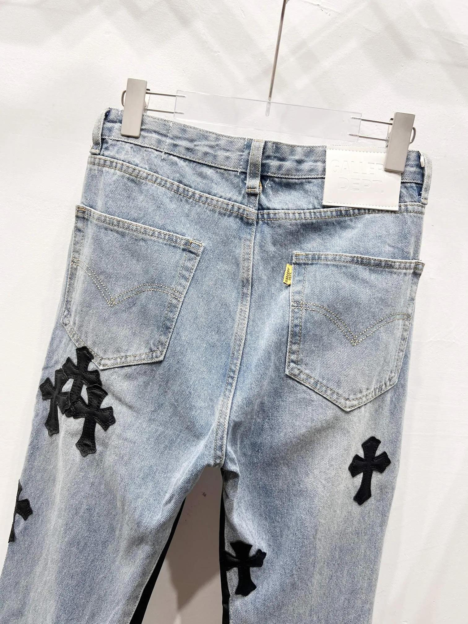 P290 Style No.: (c066) GALLERY DEPT. Vintage multi-leather spliced cross loose washed flared jeans - truly restore the ultimate texture of Vintage - original hardware accessories, washed and other elevators, QR code analysis are all purchased from the original factory, high degree of restoration, welcome to compare with a certain product ~ - three-dimensional version, loose and comfortable, not picky about the figure, tall and slim, factory Seiko, original quality control, same style for men and women, can be matched with couples, versatile recommendation, must-have jeans for all seasons Size: 28-30-32-34-36 Color: blue